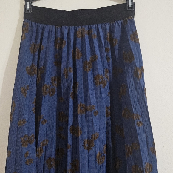 Maple & Cliff Pleated Maxi Skirt - Picture 5 of 5